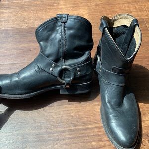 Frye Wyatt Harness Short black Leather